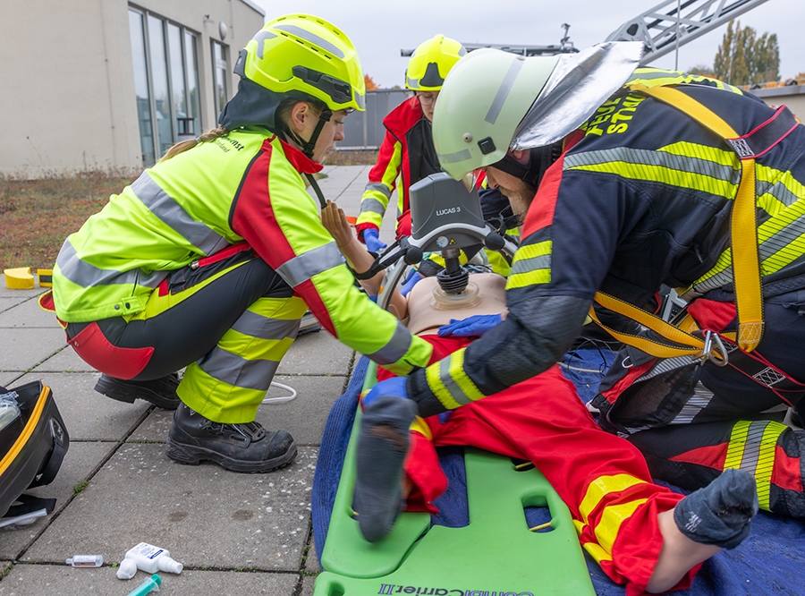 Thumbnail: Rettungsdienst und Feuerwehr üben