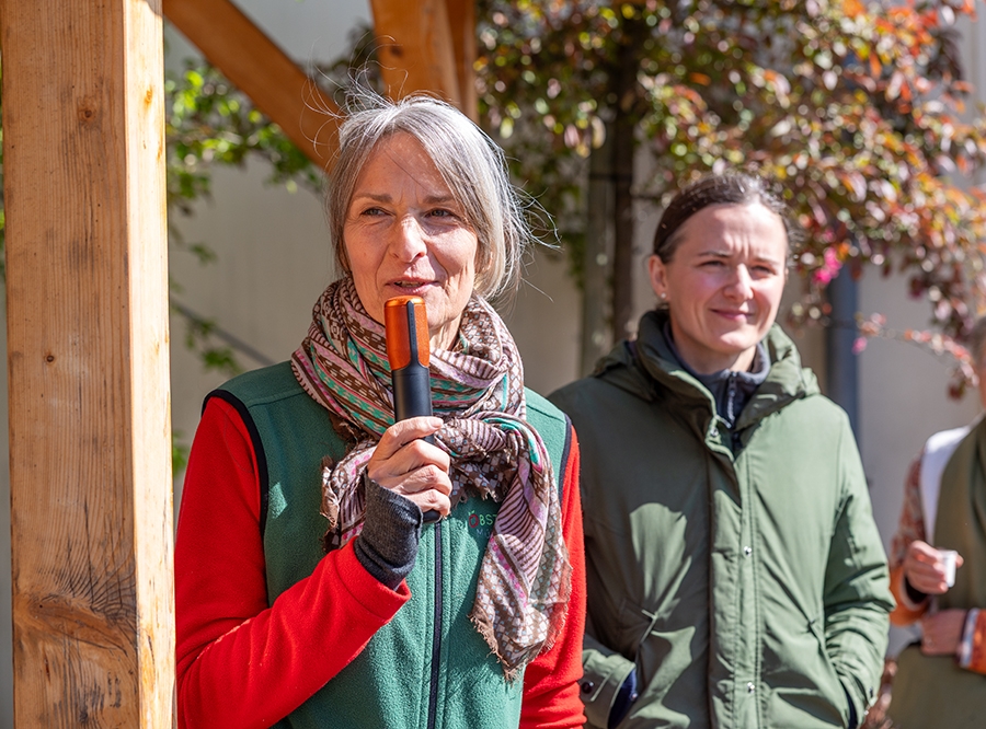 Thumbnail: Spaziergänge im Bio Apfelhof Müller - Blütenpracht