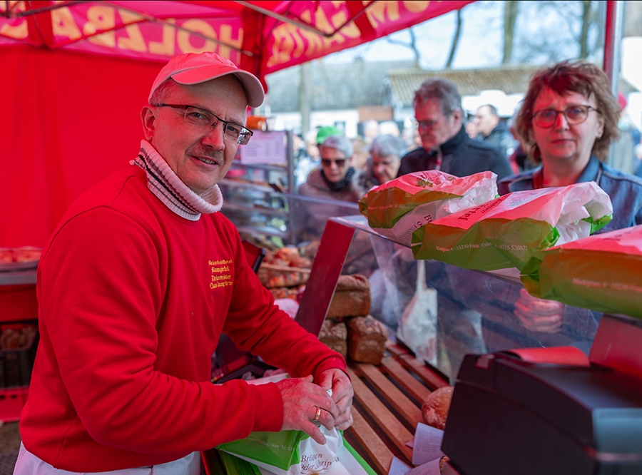 Thumbnail: Bäckermeister Baumgärtel eröffnet die Buschdorfer Backsaison