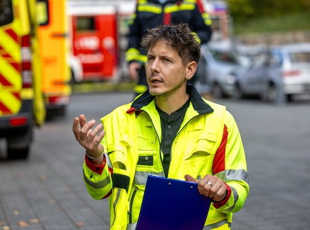 Thumbnail: Rettungsdienst und Feuerwehr üben