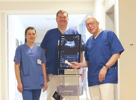 v.l. Stephanie Schrumpf, Endoskopie Pflegekraft, André Paschkewitz, Oberarzt der Klinik für Innere Medizin, Prof. Dr. Christian Jenssen, Chefarzt der Klinik für Innere Medizin  