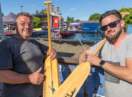 Thumbnail: Drachenboot im Wasser