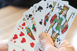 Thmubnail: Die Kartenspieler mischen wieder die Karten